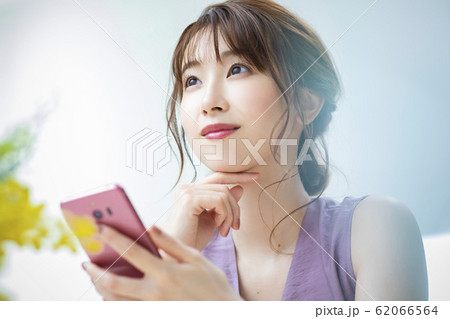 女性　スマホ　スマートフォン　 62066564
