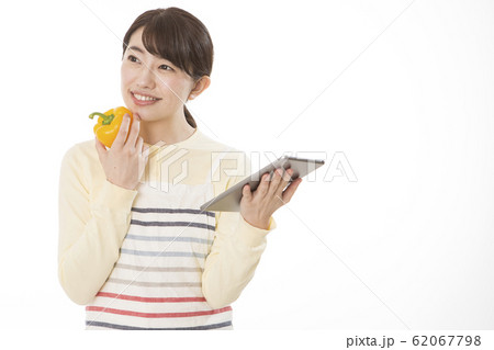 女性 野菜 タブレット イメージ 女性 野菜 タブレット イメージ 62067798
