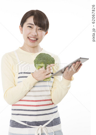 女性　野菜　タブレット　イメージ 62067826