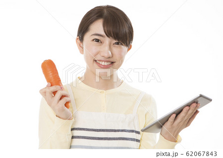 女性　野菜　タブレット　イメージ 62067843