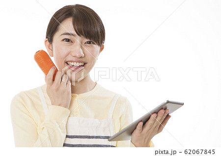 女性　野菜　タブレット　イメージ 62067845