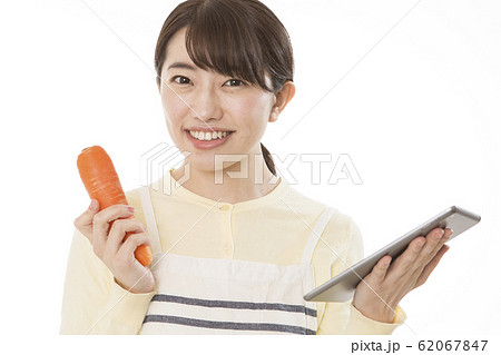 女性 野菜 タブレット イメージ 女性 野菜 タブレット イメージ 62067847