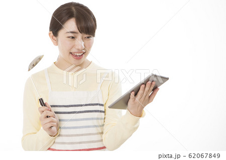 女性 野菜 タブレット イメージ 女性 野菜 タブレット イメージ 62067849