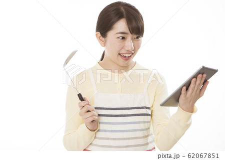 女性　野菜　タブレット　イメージ 62067851