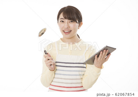 女性　野菜　タブレット　イメージ 62067854