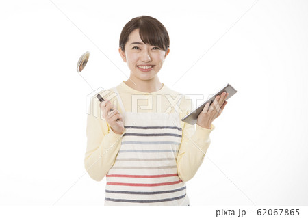 女性　野菜　タブレット　イメージ 62067865