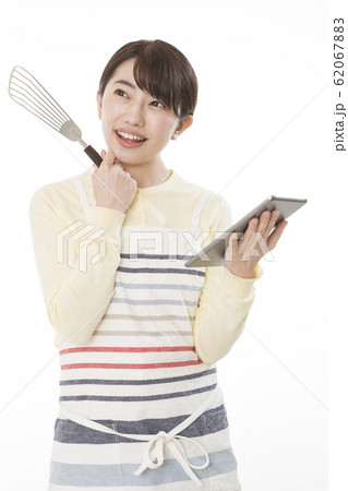 女性 野菜 タブレット イメージ 女性 野菜 タブレット イメージ 62067883