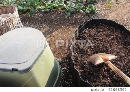 堆肥槽で土になったゴミとコンポスター 堆肥槽で土になったゴミとコンポスター 62068592