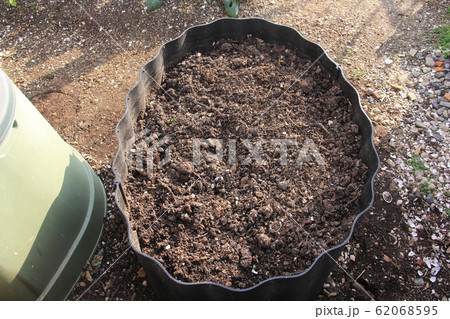 庭の一角の堆肥槽で土になった家庭ゴミ 62068595