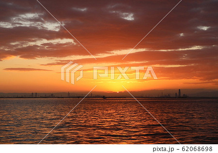 六甲アイランドから見た大阪の夜明け 62068698