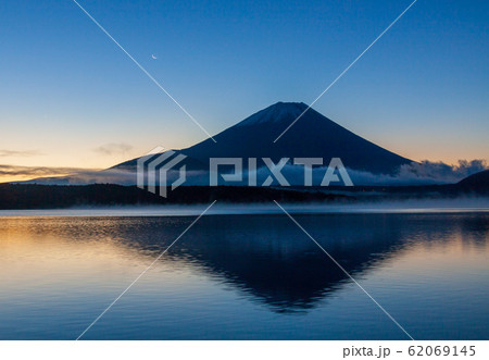 本栖湖から夜明けの富士山 本栖湖から夜明けの富士山 62069145