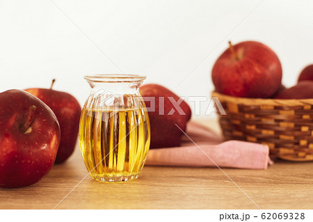 Close up red Apple fruit and apple cider vinegar Close up red Apple fruit and apple cider vinegar 62069328