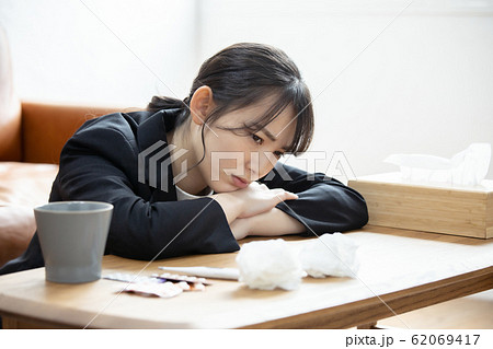 体調不良の若い女性 62069417
