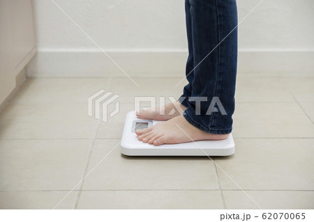 体重計に乗る若い女性足元 体重計に乗る若い女性足元 62070065