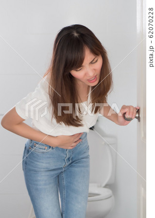 woman with diarrhea symptom; sick woman sufferingの写真素材 [62070228] - PIXTA