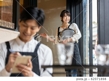 カフェ　レストラン　飲食店　スタッフ　店員 62071898