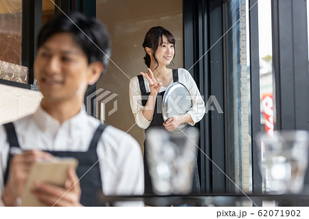 カフェ　レストラン　飲食店　スタッフ　店員 62071902