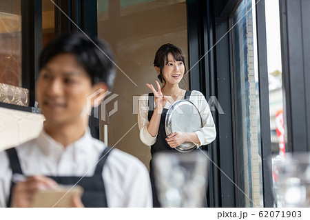 カフェ　レストラン　飲食店　スタッフ　店員 62071903