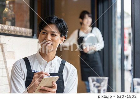 カフェ　レストラン　飲食店　スタッフ　店員 62071905