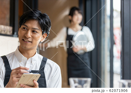 カフェ　レストラン　飲食店　スタッフ　店員 62071906