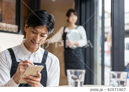 カフェ　レストラン　飲食店　スタッフ　店員 62071907