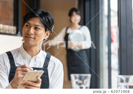 カフェ レストラン 飲食店 スタッフ 店員 カフェ レストラン 飲食店 スタッフ 店員 62071908