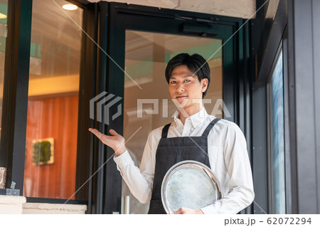 カフェ レストラン 飲食店 スタッフ 店員 カフェ レストラン 飲食店 スタッフ 店員 62072294