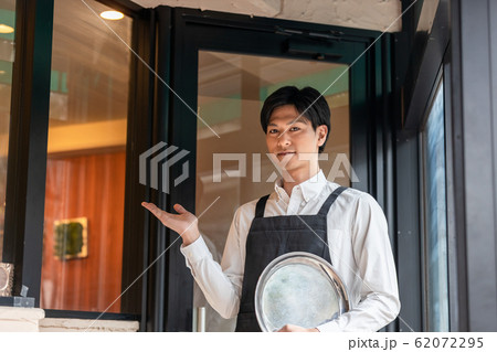 カフェ　レストラン　飲食店　スタッフ　店員 62072295