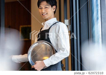 カフェ レストラン 飲食店 スタッフ 店員 カフェ レストラン 飲食店 スタッフ 店員 62072310