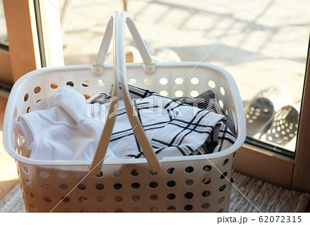 室内に取り込んだ洗濯物 62072315