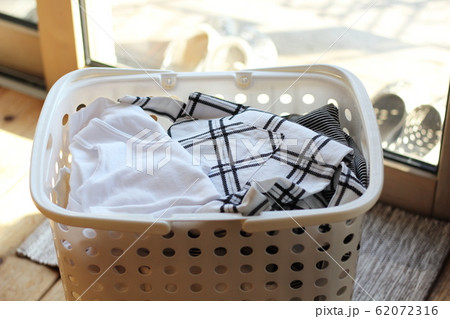 室内に取り込んだ洗濯物 室内に取り込んだ洗濯物 62072316