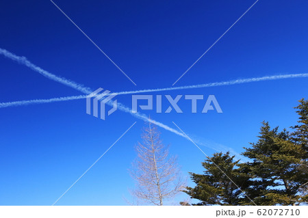 入笠山から　冬の飛行機雲  まるでスコットランド国旗 62072710