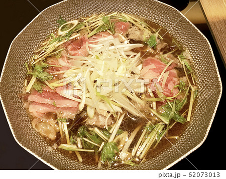 すき焼きを煮込む すき焼きを煮込む 62073013
