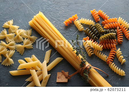 色々なパスタの種類 62073211