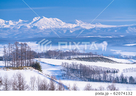 《北海道》冬の北海道・十勝岳連峰と雪原の上富良野 62074132