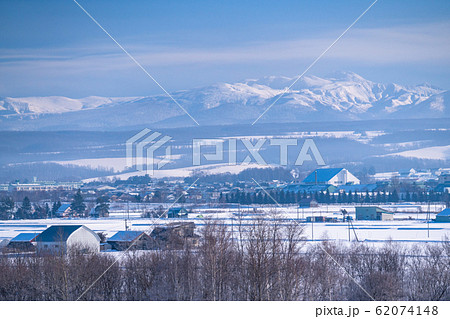 《北海道》冬の北海道・十勝岳連峰と雪原の上富良野 62074148