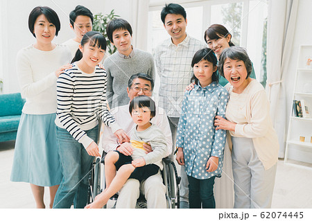 family 三世代 家族 車椅子 family 三世代 家族 車椅子 62074445