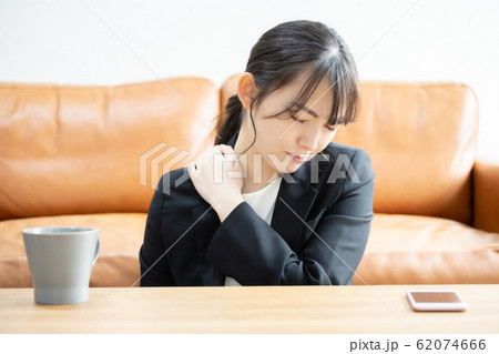 肩こりイメージ　若い女性 62074666