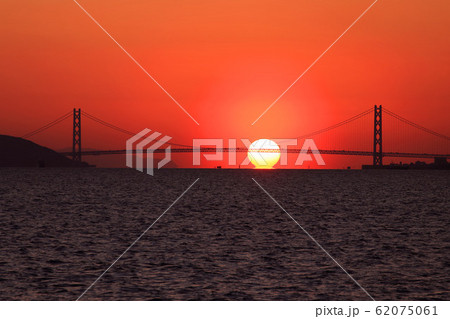 明石海峡大橋に沈むダルマ夕日 明石海峡大橋に沈むダルマ夕日 62075061