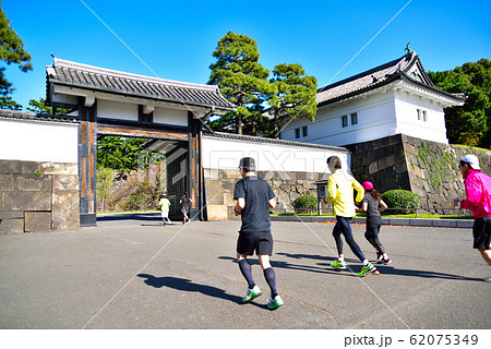 桜田門　高麗門と皇居ランナー 62075349