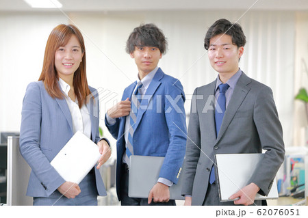 笑顔のグローバルなプロジェクトチーム 笑顔のグローバルなプロジェクトチーム 62076051