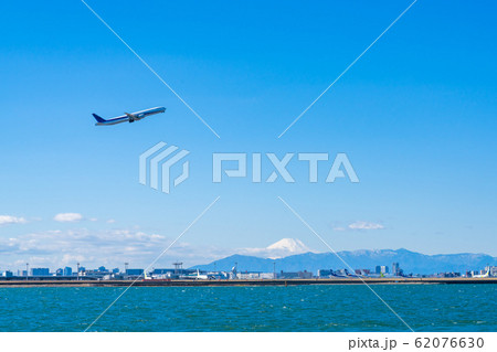 富士山と飛行機のイメージ 62076630