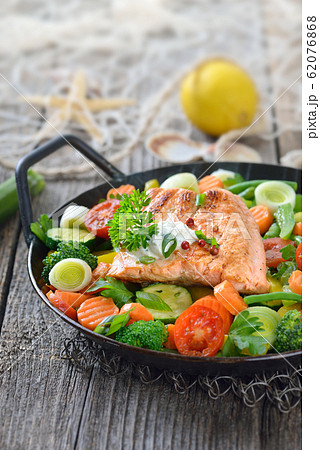 Salmon fillet on vegetables 62076868