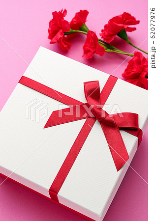母の日 カーネーションとプレゼント 母の日 カーネーションとプレゼント 62077976