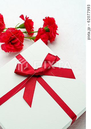 母の日 カーネーションとプレゼント 62077993