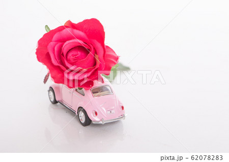 Foto de Caminhão De Brinquedo Carregando Rosa Cravos e mais fotos de stock  de Caminhonete pickup - Caminhonete pickup, Cravo - Cravina da China, Rosa  - Cor - iStock