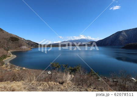 本栖湖からの富士山 62078511