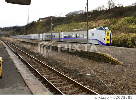 冬の北海道森町石倉駅を通過する特急スーパー北斗の風景を撮影 冬の北海道森町石倉駅を通過する特急スーパー北斗の風景を撮影 62078589