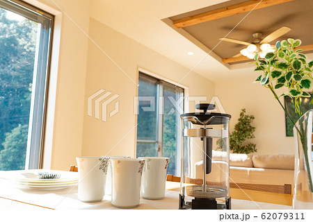 木造住宅の食卓 コーヒーサーバーとカップ	 62079311