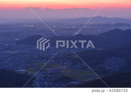 大小山山頂から見る夕暮れ時の足利市と関東平野北部 62080720